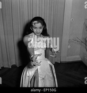 Eine Indische meint Posiert Auf Parkettboden, 1950er Jahre Deutschland. Eine indische Tänzerin posiert auf Parkettboden, Deutschland 195 Stockfoto