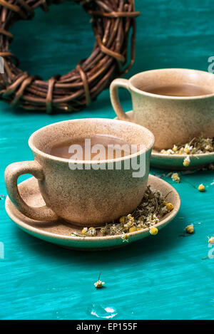 duftenden Tee gebraut mit Kamille in Keramiktasse Stockfoto