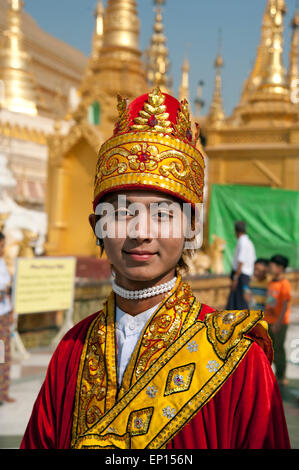 Porträt eines burmesischen in Tracht vor gold Türme an der Shwedagon Pagode Yangon-Myanmar Stockfoto