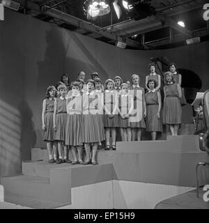 Ein Mädchenchor Bei Einer NDR-Fernsehshow Deutschland 1950er Jahre. Ein Mädchenchor bei einer deutschen TV-Show, Deutschland der 1950er Jahre. Stockfoto