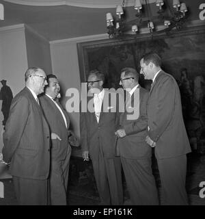 Gast Im Foyer des Restaurant Haerlin in Hamburg, Deutschland, 1950er Jahre. Gäste in der Lobby Haerlins Restaurant im Hambu Stockfoto