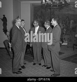 Gast Im Foyer des Restaurant Haerlin in Hamburg, Deutschland, 1950er Jahre. Gäste in der Lobby Haerlins Restaurant im Hambu Stockfoto