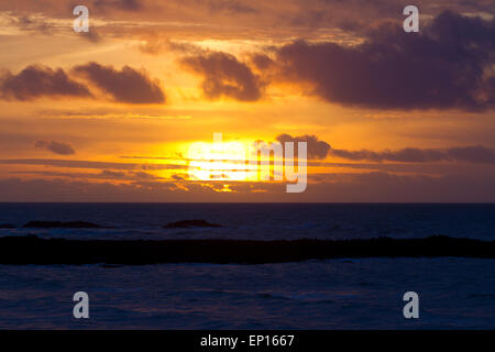 Sonnenuntergang über dem Meer von Aberystwyth, Ceredigion, Wales. Januar. Stockfoto