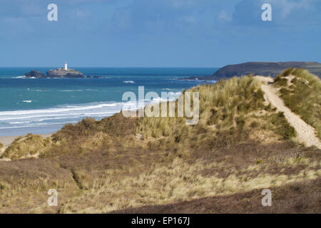 Blick auf Godrevy Insel und Godrevy Point von Upton Towans NNR Sanddünen, St. Ives Bay, Cornwall, England. März. Stockfoto