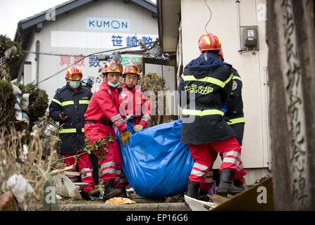 Peking, März 15. 11. März 2011. Mitglieder der China International Search & Rescue Team transportieren Opfer stellen in Iwate Präfektur Japans, 15. März 2011. Eine Erdbeben der Stärke 9,0 erschüttert Japan am 11. März 2011. Rescue kennt keine nationalen Grenzen. Nicht nur in Nepal chinesische Rettungsteams wurde aktiv in vielen Bereichen von Erdbeben und anderen Naturkatastrophen in China, zusammen mit anderen Ländern wie Algerien, Iran, Indonesien, Pakistan, Haiti, Neuseeland und Japan befallen. © Lui Siu Wai/Xinhua/Alamy Live-Nachrichten Stockfoto