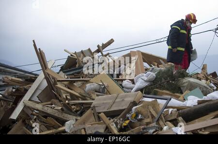 Peking, März 15. 11. März 2011. Mitglieder der China International Search & Rescue Team arbeiten in Iwate Präfektur Japans, 15. März 2011. Eine Erdbeben der Stärke 9,0 erschüttert Japan am 11. März 2011. Rescue kennt keine nationalen Grenzen. Nicht nur in Nepal chinesische Rettungsteams wurde aktiv in vielen Bereichen von Erdbeben und anderen Naturkatastrophen in China, zusammen mit anderen Ländern wie Algerien, Iran, Indonesien, Pakistan, Haiti, Neuseeland und Japan befallen. © Lui Siu Wai/Xinhua/Alamy Live-Nachrichten Stockfoto