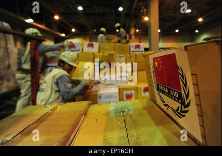 Beijing, 28. März. 11. März 2011. Mitarbeiter der China International Search & Rescue Team führen Erdbeben Hilfsgüter am Flughafen Narita in Tokio, Japan, 28. März 2011. Japan war am 11. März 2011 von einem Erdbeben der Stärke 9,0 erschüttert. Rescue kennt keine nationalen Grenzen. Nicht nur in Nepal chinesische Rettungsteams wurde aktiv in vielen Bereichen von Erdbeben und anderen Naturkatastrophen in China, zusammen mit anderen Ländern wie Algerien, Iran, Indonesien, Pakistan, Haiti, Neuseeland und Japan befallen. © Ji Chunpeng/Xinhua/Alamy Live-Nachrichten Stockfoto