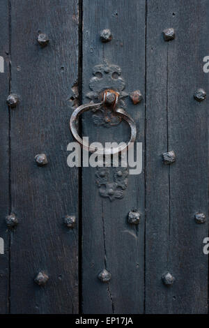 Mittelalterliche Holzburg oder geschlossenen Kirchentür mit Griff und Eisen Nieten Stockfoto