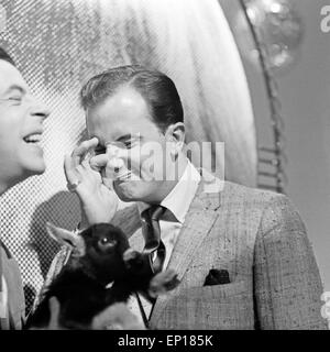 Der Amerikanische Sänger Pat Boone Zu Gast Bei Moderator Chris Howland in Jugendbuchautorin Musiksendung "Musik aus Studio B", Deutschland Stockfoto