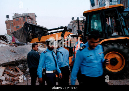 Kathmandu, Nepal. 12. Mai 2015. Rescue Team Beamten sehen bei ihrer Suche nach Überlebenden in einem eingestürzten Gebäude in Kathmandu. Ein massives Erdbeben der Stärke 7,3 getroffen Nepals Hauptstadt Kathmandu am Dienstag Auslösung starke Erschütterungen, die in Delhi und anderen Teilen von Nordindien zu spüren waren. © Khairil Safwan/Pacific Press/Alamy Live-Nachrichten Stockfoto