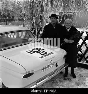 Gewinner des Ford Taunus der Aktion 'Mittwochsauto" Deutschern Programmzeitschrift HÖRZU in Winsen an der Luhe sind Stockfoto