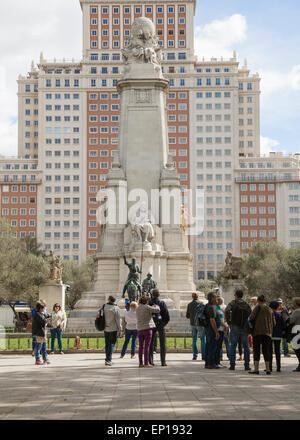 Touristen in Plaza de Espana – Spanisch-Platz mit dem Cervantes-Denkmal, einschließlich Skulpturen des Don Quijote und Sancho Panza Stockfoto