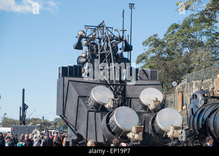 Sydney, Australien. 13. Mai 2015. Mad Max-Fury Road kam nach Sydney schließen Teile des Zentrums, eine Promo zu Filmen und Hinterlegung ihrer Monster-Fahrzeuge am Circular Quay für eine öffentliche Zurschaustellung. Bildnachweis: Martin Beere/Alamy Live News Stockfoto