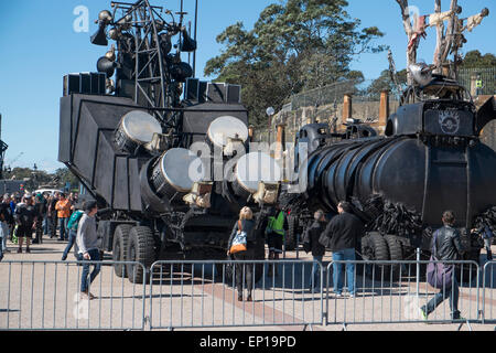 Sydney, Australien. 13. Mai 2015. Mad Max-Fury Road von George Miller kam nach Sydney schließen Teile des Zentrums, eine Promo zu Filmen und Hinterlegung ihrer Monster-Fahrzeuge am Circular Quay für eine öffentliche Zurschaustellung. Bildnachweis: Martin Beere/Alamy Live News Stockfoto