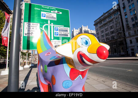 Bunte Lambanana-Statue. Berühmte Kreuz zwischen ein Lamm und eine Banane. Ein Kult-Klassiker und Dutzende finden Sie in Liverpool Stockfoto