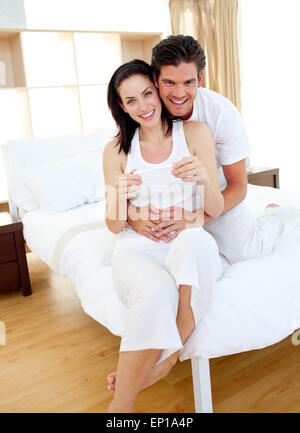 Jolly paar herauszufinden, Ergebnisse der einen Schwangerschaftstest Stockfoto
