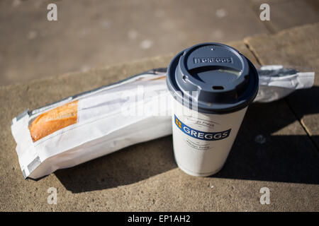 Bild von Greggs Bacon Baguette und eine Tasse Tee außerhalb übernommen. Stockfoto