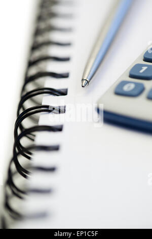 Spiral-Notizbuch mit Bleistift und Taschenrechner Stockfoto