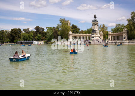 Buen Retiro Park mit See zum Bootfahren und Denkmal für Alfonso XII, Madrid, Spanien Stockfoto