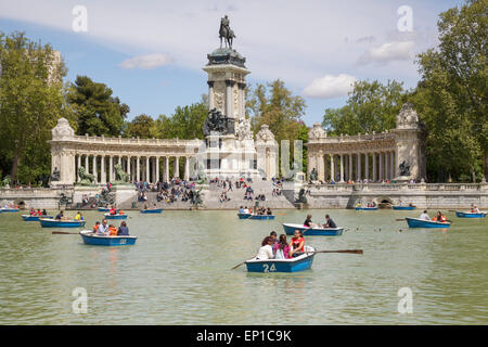 Buen Retiro Park mit See zum Bootfahren und Denkmal für Alfonso XII, Madrid, Spanien Stockfoto