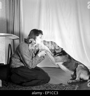 Eine Junge Frau Spielt Mit Dachmarke Hund, 1950er Jahre Deutschland. Eine junge Frau spielt mit ihrem Hund, Deutschland der 1950er Jahre. Stockfoto