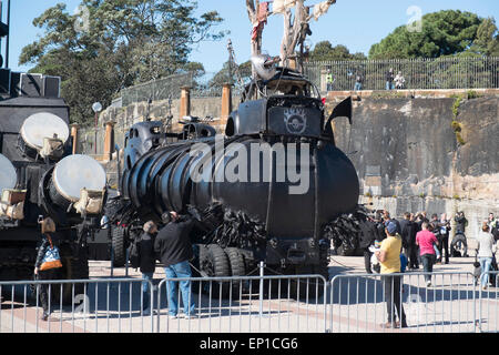 Sydney, Australien. 13. Mai 2015. Mad Max-Fury Road kam nach Sydney für die Filmpremiere und setzen auf eine Promo am circular quay Stockfoto