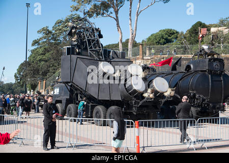 Sydney, Australien. Mai 2015. Mad Max Fury Road kam zur Filmpremiere nach Sydney und veranstaltete eine Werbeveranstaltung im Circular Quay in Sydney mit Fahrzeugen von Mad Max Fury Road, die den Doof Wagon bildeten Stockfoto