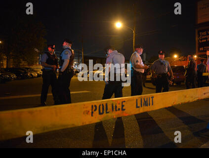 Philadelphia, USA. 13. Mai 2015. Polizisten in der Nähe einer Straße nahe der Szene eine Zugentgleisung in Philadelphia, Pennsylvania, USA, 13. Mai 2015. Mindestens fünf Menschen starben bei einem Passagier Zugentgleisung in Philadelphia, Bürgermeister Michael Nutter sagte am Dienstag. Bildnachweis: Yin Bogu/Xinhua/Alamy Live-Nachrichten Stockfoto