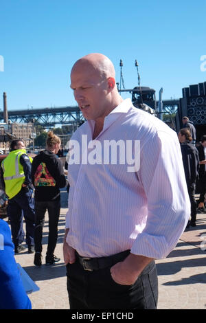 Sydney, Australien. 13. Mai 2015. Mad Max-Fury Road kam nach Sydney für die Filmpremiere und legte auf eine Promo am circular Quay, Nathan Jones der Wrestler interviewt. Stockfoto