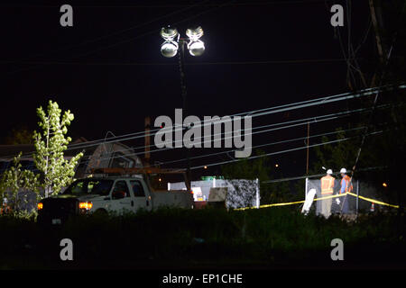 Philadelphia, USA. 13. Mai 2015. Am Unfallort eine Zugentgleisung in Philadelphia, Pennsylvania, USA, 13. Mai 2015 wird ein entgleister Wagen gesehen. Mindestens fünf Menschen starben bei einem Passagier Zugentgleisung in Philadelphia, Bürgermeister Michael Nutter sagte am Dienstag. Bildnachweis: Yin Bogu/Xinhua/Alamy Live-Nachrichten Stockfoto