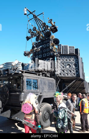 Sydney, Australien. 13. Mai 2015. Mad Max-Fury Road kam nach Sydney für die Filmpremiere und setzen auf eine Promo am circular quay Stockfoto