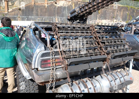 Sydney, Australien. 13. Mai 2015. Mad Max-Fury Road kam nach Sydney für die Filmpremiere und setzen auf eine Promo am circular quay Stockfoto