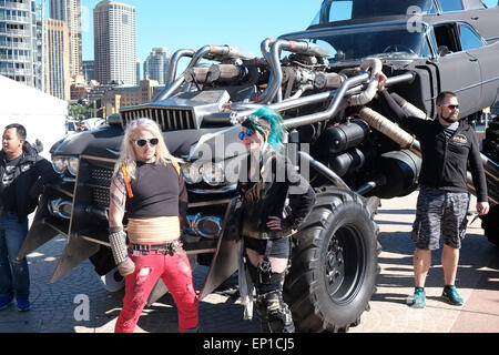 Sydney, Australien. Mai 2015. Mad Max Fury Road und Gigahorse Made from zwei Cadillac Coupe de Villes aus dem Jahr 1959 kamen zur Filmpremiere nach Sydney und veranstalteten eine Promo am Circular Quay Stockfoto