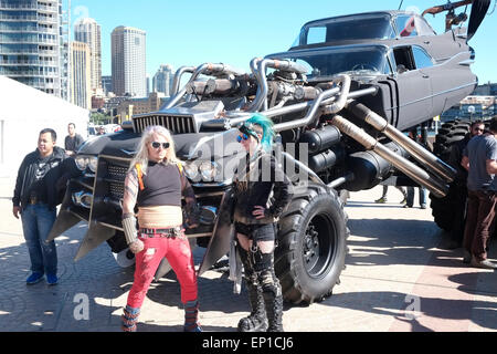 Sydney, Australien. 13. Mai 2015. Mad Max-Fury Road und Gigahorse von zwei 1959 machte Cadillac Coupe de Villes kam nach Sydney für die Filmpremiere und setzen auf eine Promo am circular quay Stockfoto
