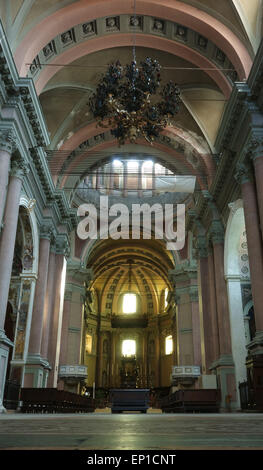 NOVARA, Italien - 24. April 2015: San Gaudenzio Kirchenraum, das Mittelschiff Stockfoto