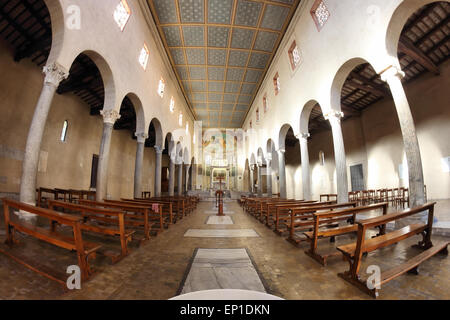 Rom, Italien - 21. April 2015: San Giorgio al Velabro alte romanische Kirche, das Mittelschiff Stockfoto