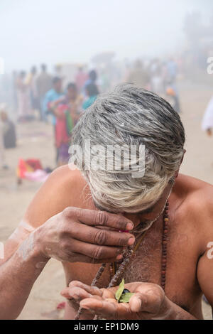 Mann, die Durchführung von hindu-Ritual auf Ghats von Varanasi. Stockfoto