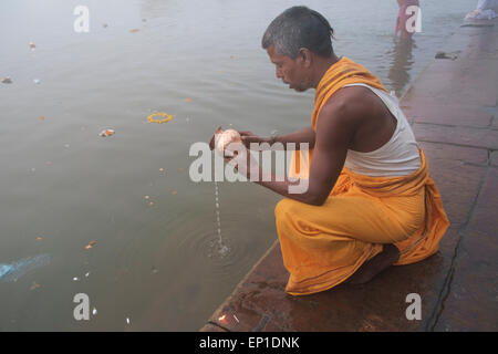 Verehren Fluss Ganges in Varanasi. Stockfoto