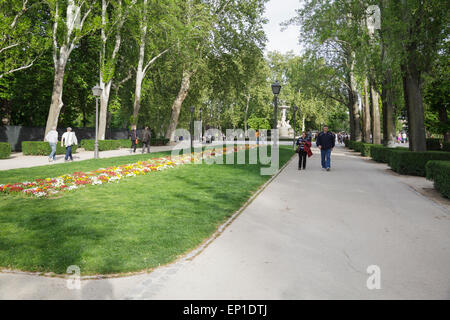 Menschen zu Fuß auf der Avenida de México in Buen Retiro Park, Madrid, Spanien Stockfoto