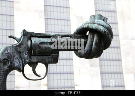 Carl Fredrik Reutersward (geb. 1934). Schwedischer Maler und Bildhauer. Skulptur der Gewaltlosigkeit. Bronze. Revolver mit verknoteten Lauf. Stockfoto