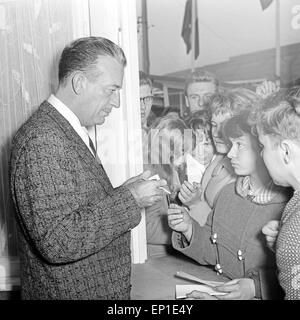 Der Niederländisch deutschen Showmaster Und Entertainer Lou van Burg Gibt Seinen Fans Autogramme in Hamburg, Deutschland 1950er J Stockfoto