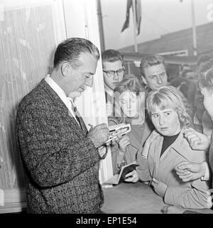 Der Niederländisch deutschen Showmaster Und Entertainer Lou van Burg Gibt Seinen Fans Autogramme in Hamburg, Deutschland 1950er J Stockfoto