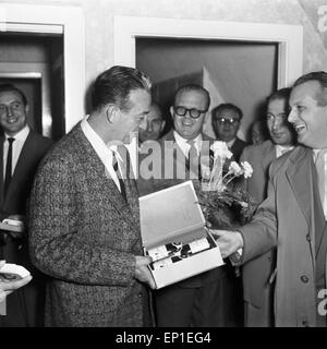 Der Niederländisch deutschen Showmaster Und Entertainer Lou van Burg Problem Ein Weinpräsent in Hamburg, Deutschland, 1950er Jahre Stockfoto