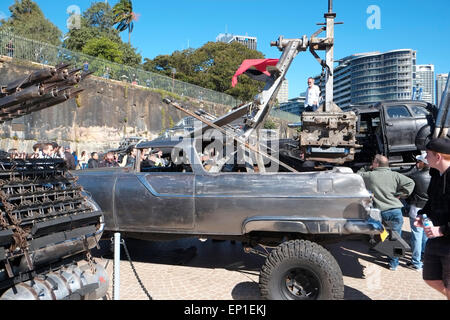 Sydney, Australien. 13. Mai 2015. Mad Max-Fury Road kam nach Sydney für die Filmpremiere und setzen auf eine Promo am circular quay Stockfoto