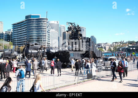 Sydney, Australien. 13. Mai 2015. Mad Max-Fury Road kam nach Sydney für die Filmpremiere und setzen auf eine Promo am circular quay Stockfoto