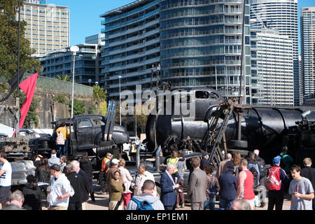 Sydney, Australien. 13. Mai 2015. Mad Max-Fury Road von George Miller kam nach Sydney für die Filmpremiere und setzen auf eine Promo am circular quay Stockfoto
