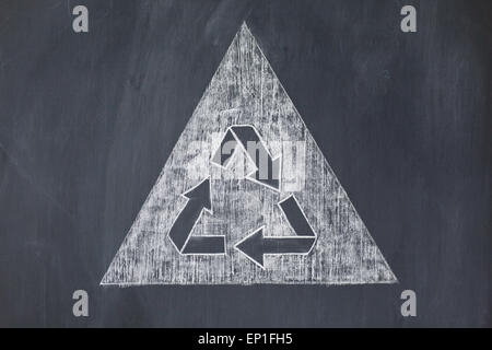 Recycling-Symbol auf einem weißen Hintergrund auf einer Tafel Stockfoto