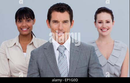 Lächelnde Geschäftsmann führt seine Kollegen Stockfoto
