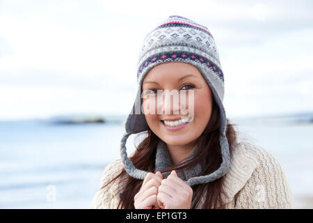 Junge Smilng weiblichen Wearnig Hut über Meer Hintergrund Stockfoto