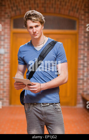 Porträt einer schönen Studentin mit einem Tabletcomputer Stockfoto